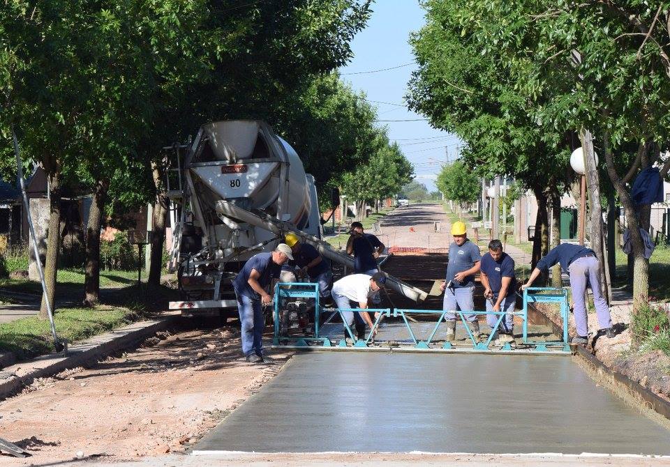 SE CONTINÚA CON EL RELLENO CON HORMIGÓN ELABORADO EN CALLES DE 1º DE MAYO