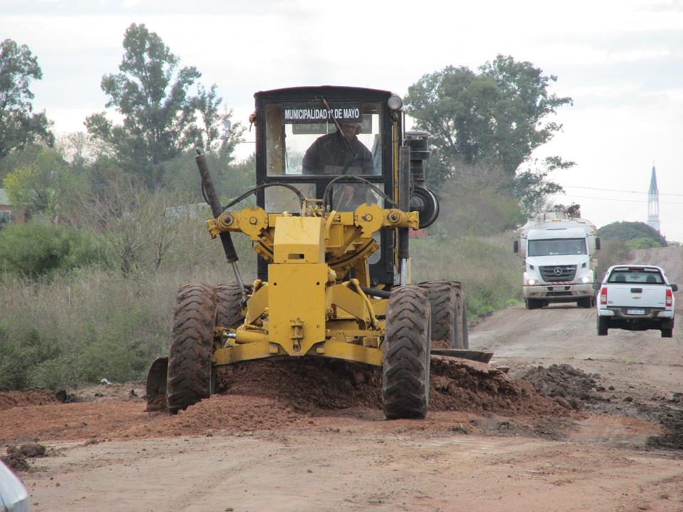 MAQUINARIAS MUNICIPALES TRABAJANDO EN EL ACONDICIONAMIENTO DE LA RUTA PROVINCIAL 23 , EN EL PASO CONOCIDO COMO CURVA DE GINELLA