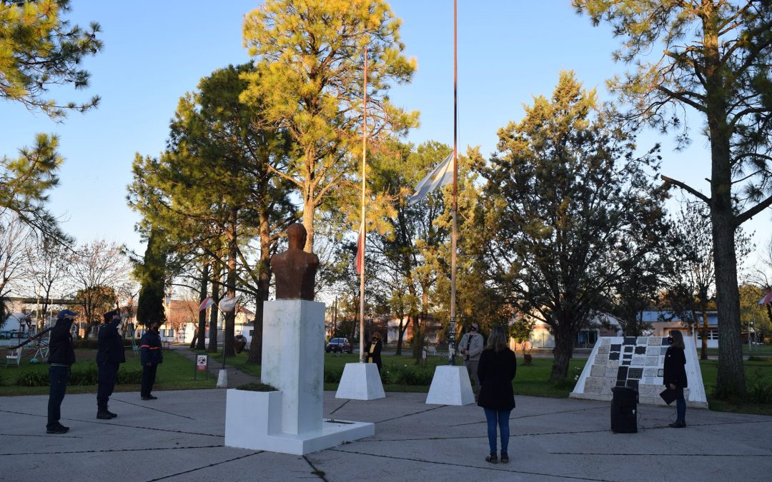 IZAMIENTO DE PABELLÓN NACIONAL Y ENTONACIÓN DE CANTOS PATRIOS EN CONMEMORACIÓN A LA FECHA PATRIA 25 DE MAYO