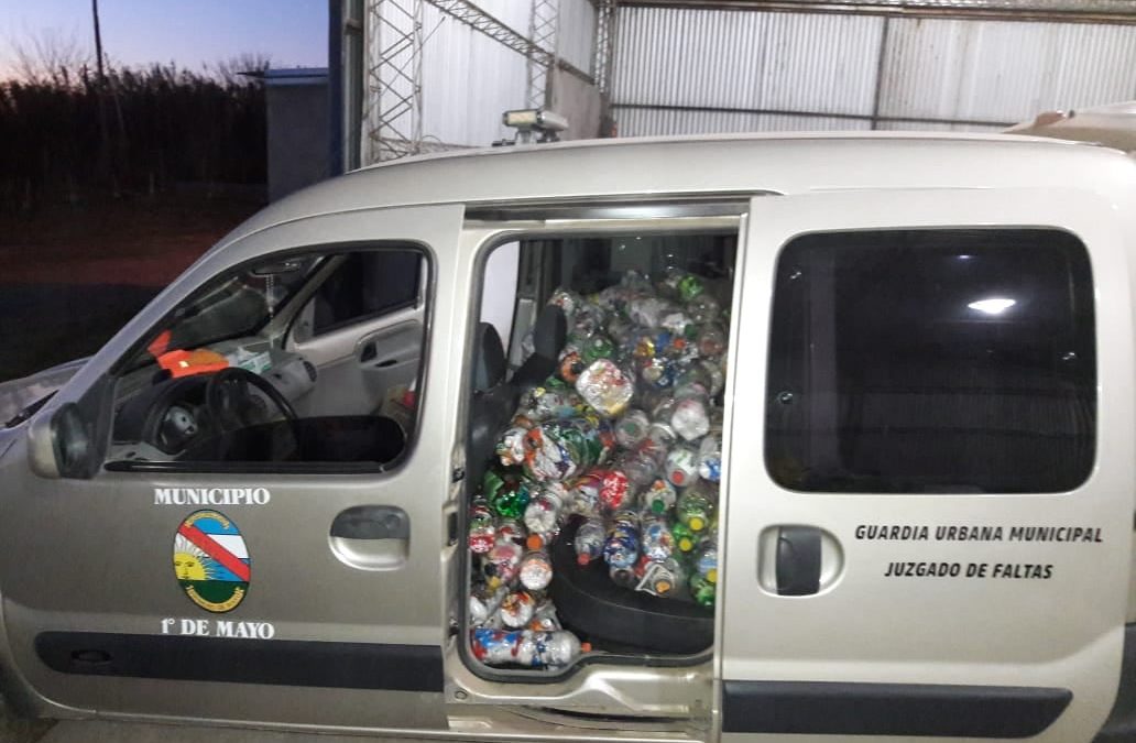 SE REALIZÓ LA ENTREGA DE UNA PARTIDA DE BOTELLAS DE AMOR O ECOBOTELLAS A LA COMUNA DE ARROYO BARU PARA SU RECICLADO