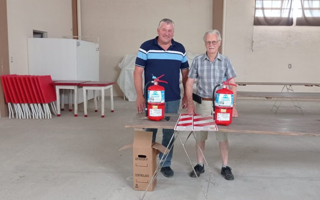 DONACIÓN DE DOS MATAFUEGOS AL CENTRO DE JUBILADOS LOCAL.