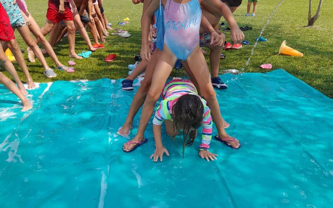 NIÑOS Y NIÑAS SIGUEN DISFRUTANDO DE LA COLONIA DE VACACIONES.