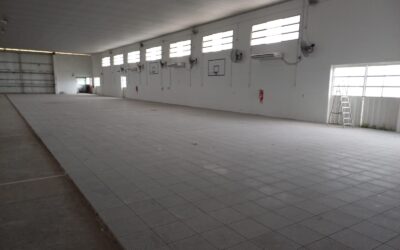 SE AVANZA EN LA OBRA DE PUESTA EN VALOR DEL SALÓN DE USOS MÚLTIPLES MUNICIPAL (S.U.M.): COLOCACIÓN DE PISO Y ZÓCALOS